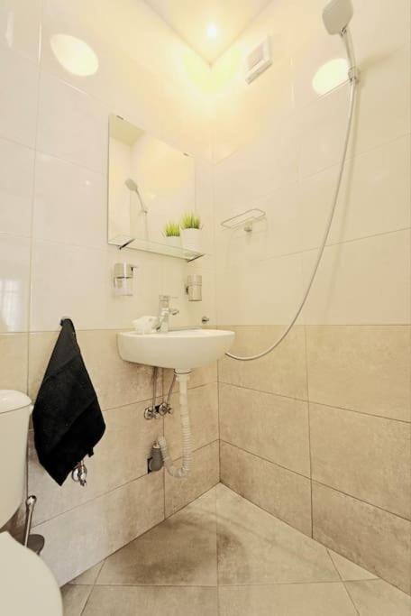 Cozy 2-Bedroom Flat In The Very Center Of Sofia Extérieur photo